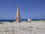 Roter Obelisk mit Gedenktafel